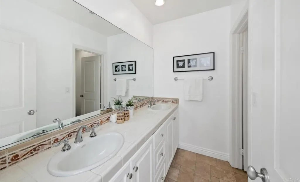 Double-vanity guest bathroom with tile accents